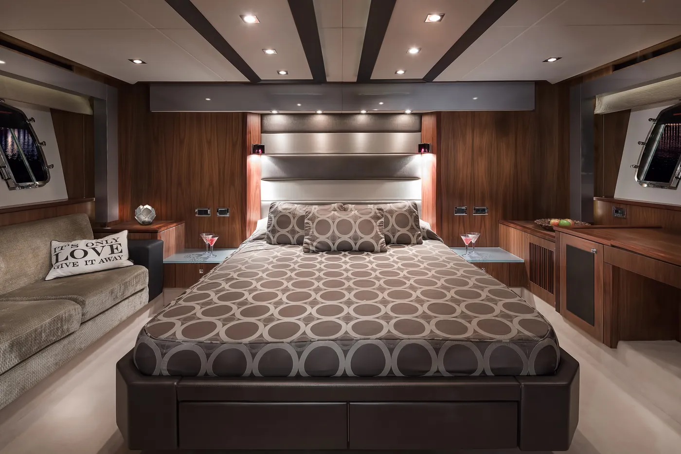 Sunseeker Predator 74 · Black Jax — photo 2