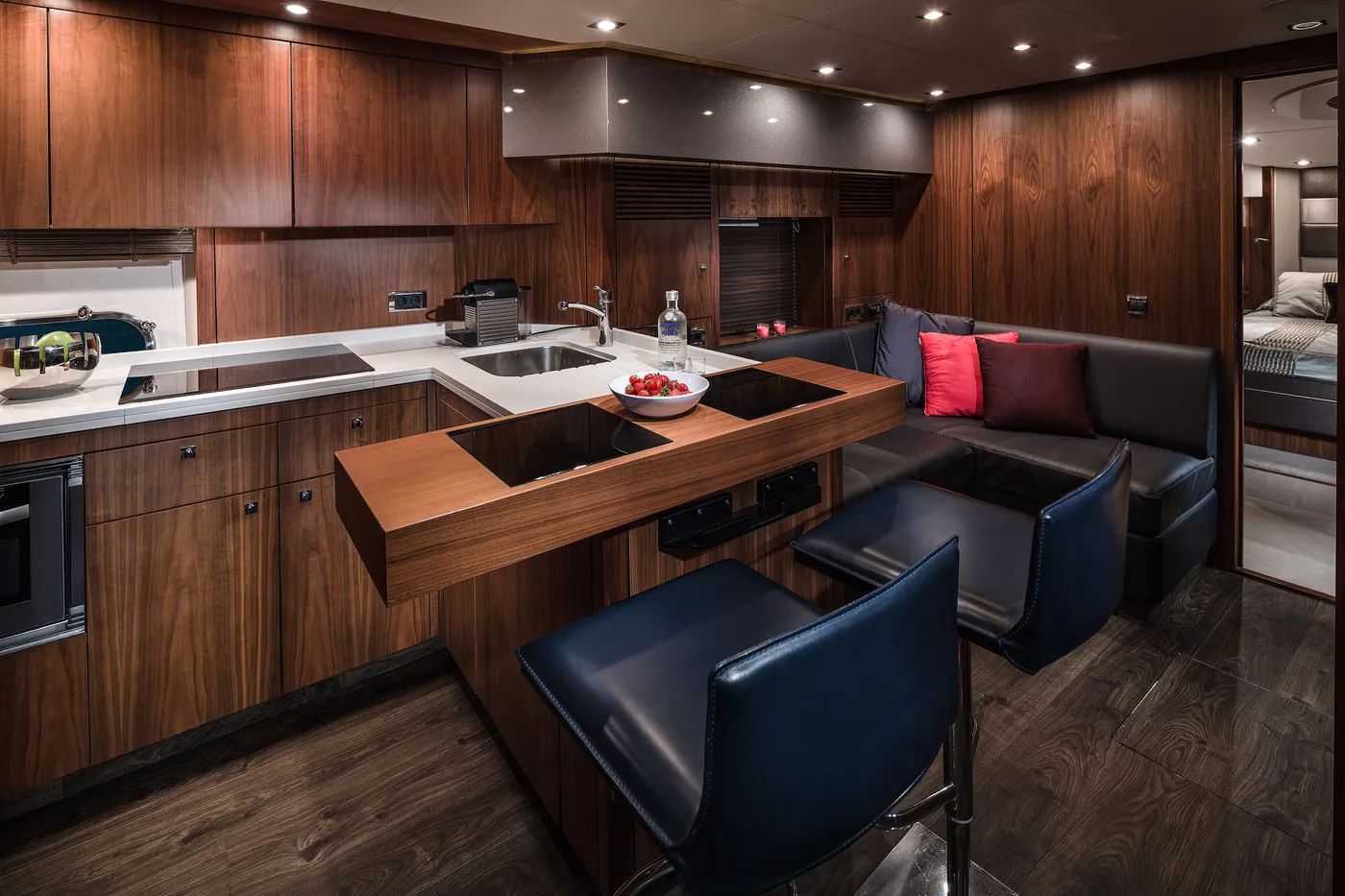 Sunseeker Predator 74 · Black Jax — photo 3