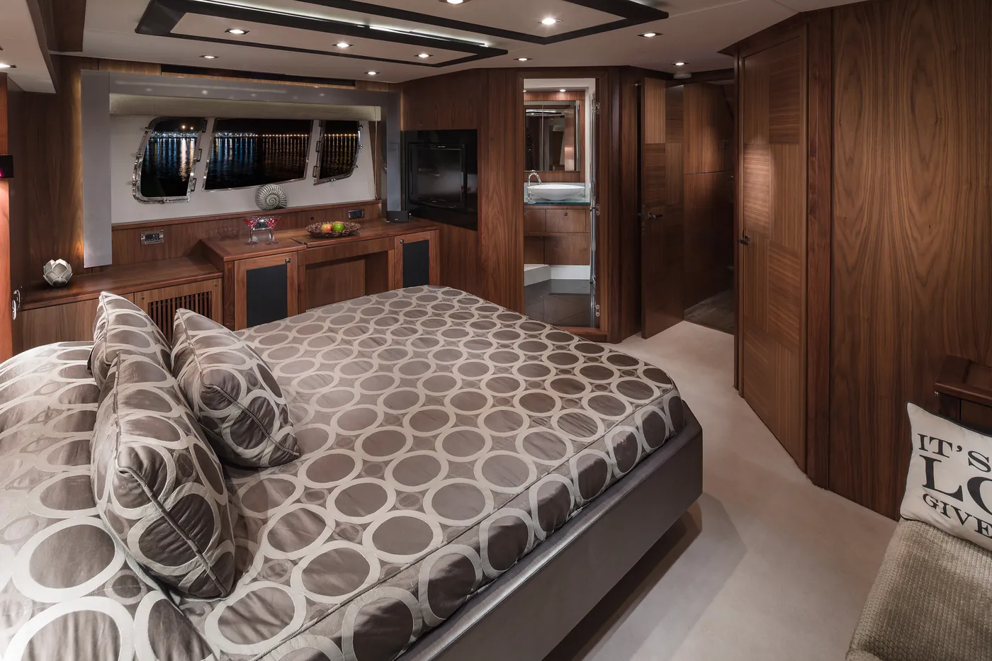Sunseeker Predator 74 · Black Jax — photo 7